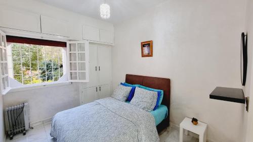 - une chambre avec un lit et une fenêtre dans l'établissement Green Family House 3 Bedrooms with Garden View Casablanca, à Casablanca