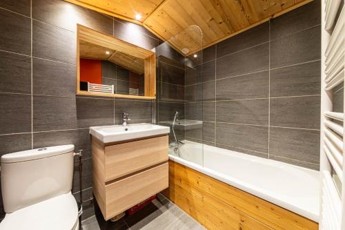 une salle de bain avec toilettes, lavabo et baignoire dans l'établissement Le Cocooning - IMMODREAMS - Avoriaz, à Avoriaz