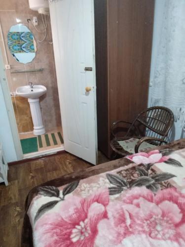 een badkamer met een wastafel en een bed in een kamer bij Sayfi Guesthouse in Doesjanbe