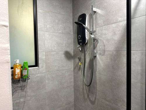 eine Dusche im Bad mit einem Telefon an der Wand in der Unterkunft New KL Bangsar South Hotel-styled Cozy Studio in Kuala Lumpur