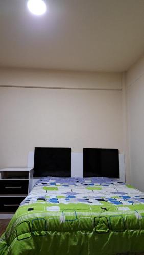 1 dormitorio con 1 cama grande y edredón verde en Guilletemporal en Posadas