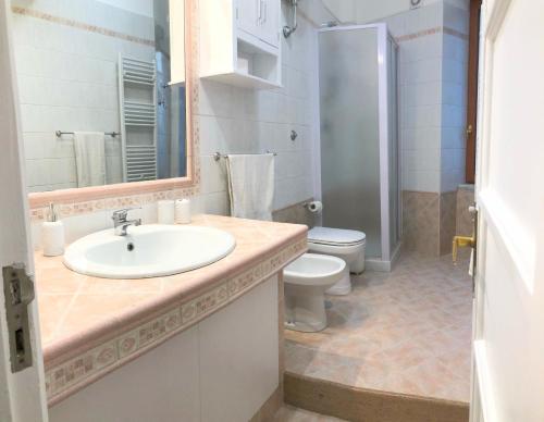 ein Bad mit einem Waschbecken und einem WC in der Unterkunft Amalphia Home in Salerno