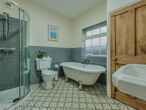 馬基特德雷頓的住宿－Pass the Keys Charming Victorian Hidden Gem，带浴缸、卫生间和盥洗盆的浴室