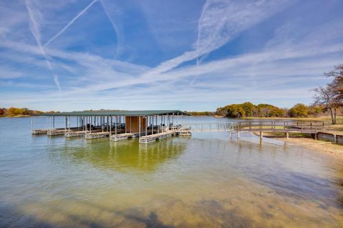 Gallery image of Grill and Dock Access Waterfront Kerens Cabin in Kerens