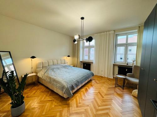 una camera con letto e pavimenti e finestre in legno di Apartement Starówka a Jelenia Góra