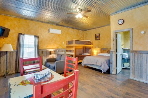 Φωτογραφία από το άλμπουμ του Community Pier Cozy Kerens Cabin! σε Kerens
