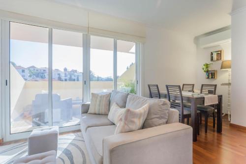 ein Wohnzimmer mit einem Sofa und einem Esszimmer in der Unterkunft Blue Sky in Funchal