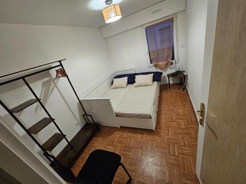 Cette petite chambre comprend un lit et une fenêtre. dans l'établissement Chambre centre ville de Cluses, à Cluses