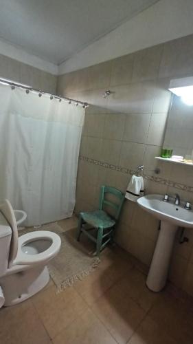 y baño con aseo y lavamanos. en Lo de Tini en Gualeguaychú