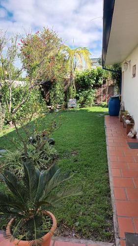 un jardín con césped y un patio con una silla en Lo de Tini en Gualeguaychú