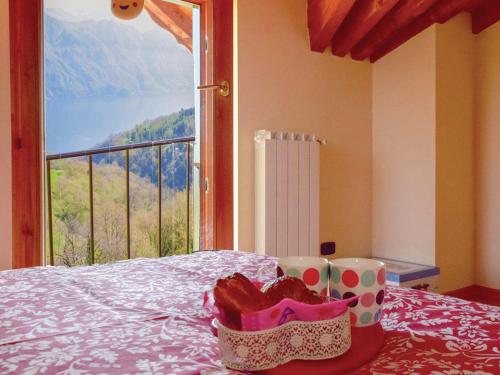 una mesa con una bandeja de donuts y una ventana en Soffio Di Rugiada - spacious terrace with Lake view, en Fonteno