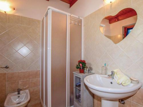 y baño con lavabo y ducha. en Soffio Di Rugiada - spacious terrace with Lake view, en Fonteno