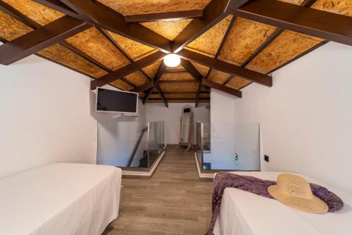 Zimmer mit 2 Betten und einem Flachbild-TV in der Unterkunft Anastasia Deluxe Studio in Kattavía