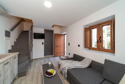 ein Wohnzimmer mit einem Sofa und einem Tisch in der Unterkunft Anastasia Deluxe Studio in Kattavía