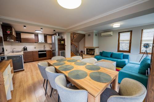 Villa Green Magic في شيبكا: غرفة طعام وغرفة معيشة مع طاولة وكراسي
