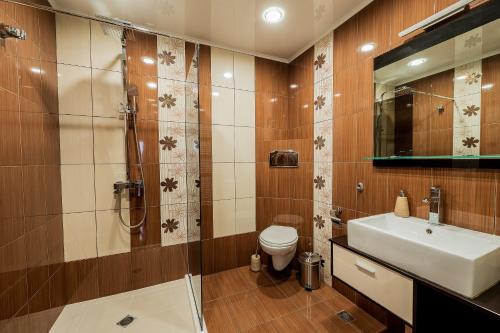 y baño con lavabo, ducha y aseo. en Villa Green Magic, en Shipka