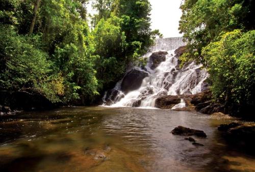 een waterval in het midden van een rivier bij Casa Ganesha in Itacaré