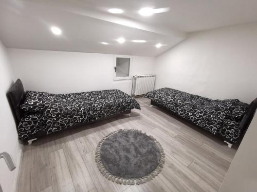 מיטה או מיטות בחדר ב-CENTRAL Apartment