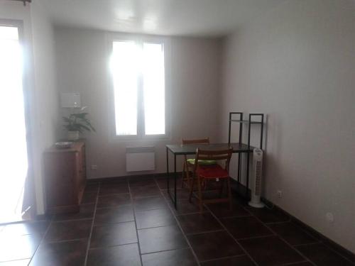 une pièce avec une table, des chaises et une fenêtre dans l'établissement Studio équipé 2 personnes, Port la Nouvelle centre, à Port-la-Nouvelle