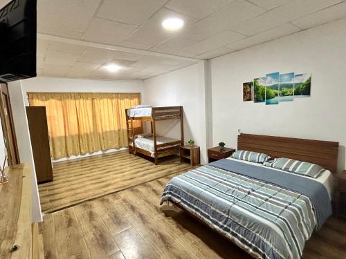 1 dormitorio con cama y espejo. en ROOM AYAMPE - La Casa de Eros, en Ayampe