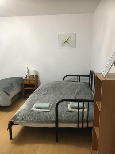 sypialnia z 2 łóżkami i zegarem na ścianie w obiekcie Czaple na Muchoborze we Wrocławiu
