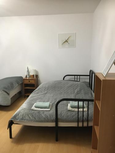 een slaapkamer met 2 bedden en een klok aan de muur bij Czaple na Muchoborze by Apartamenty na dni Wrocław in Wrocław