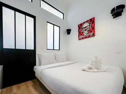- une chambre avec 2 lits et une porte noire dans l'établissement Marais - Canal st Martin 20m2, à Paris