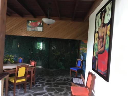 uma sala de jantar com mesa e cadeiras em Chosa Manglar Nature Suites em Puerto Jiménez