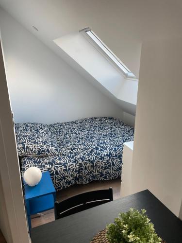 een zolderkamer met een bed en een tafel bij Studio 304 - Hyper Centre - Intégralement rénové - Toutes commodités à pied in Saint-Nazaire
