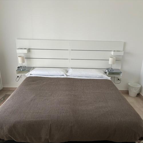 Postel nebo postele na pokoji v ubytování ESSENTIAL ROOM & PARKING in Centro Città con Parcheggio Privato e WIFI