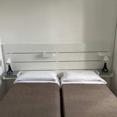 Postel nebo postele na pokoji v ubytování ESSENTIAL ROOM & PARKING in Centro Città con Parcheggio Privato e WIFI