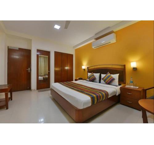 Golden Dream في نيودلهي: غرفة في الفندق مع سرير ومكتب وسيكس السرير