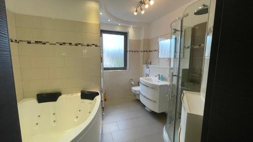 ein Badezimmer mit einer Badewanne, einem WC und einem Waschbecken in der Unterkunft Ferienwohnung Fink in Berlin