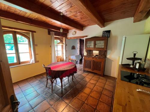 une salle à manger avec une table et une cuisine dans l'établissement Amoureux de la nature, à Saint-André-dʼOlérargues