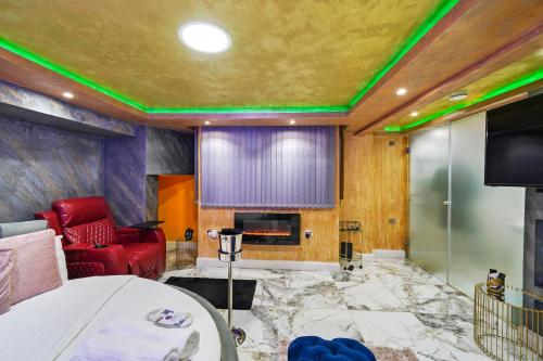 TV a/nebo společenská místnost v ubytování Hidden Gem Lt Properties Jaccuzi bath massage chair Superkingsize bed Parking available