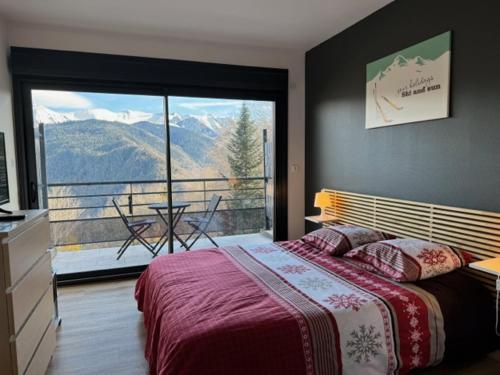 - une chambre avec un lit et une vue sur la montagne dans l'établissement Chalet des 3 domaines, à Ax-les-Thermes