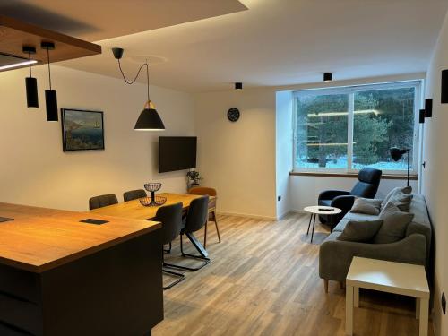 戈茲馬圖耶克的住宿－Modern apartment Leon，客厅配有桌子和沙发