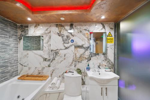 Koupelna v ubytování Hidden Gem Lt Properties Jaccuzi bath massage chair Superkingsize bed Parking available
