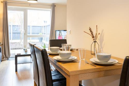una mesa de comedor de madera con sillas y un comedor en Beautiful 4 Bed House in Manchester Free Parking en Mánchester