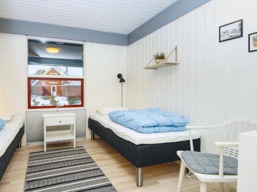 Zimmer mit 2 Betten und einem Fenster in der Unterkunft Holiday home Fanø CCVI in Fanø