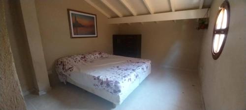 ein kleines Schlafzimmer mit einem Bett in einem Zimmer in der Unterkunft Dúplex Mar de Ajó in Mar de Ajó