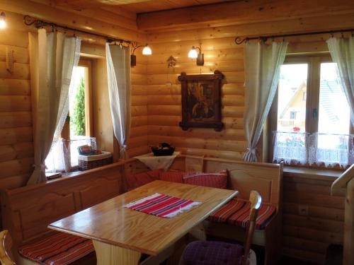 Reštaurácia alebo iné gastronomické zariadenie v ubytovaní Chata pod Belianskymi Tatrami