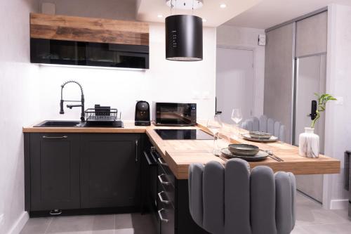 eine Küche mit einer Spüle und einer Arbeitsplatte in der Unterkunft Studio cabine « Au Loup Blanc » in Saint-Gervais-les-Bains