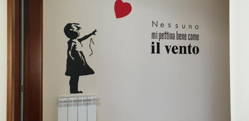 a wall sticker of a woman with a heart at Un sogno nel bosco in Montefortino