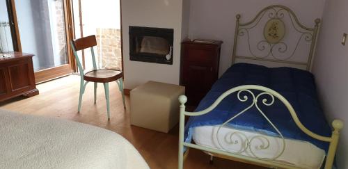 una camera con letto, tavolo e sedia di Un sogno nel bosco a Montefortino