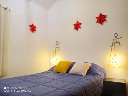 een slaapkamer met een bed met rode sterren aan de muur bij APARTAMENTO URMA Cuzco in Cuzco