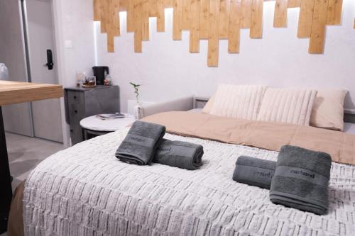 um quarto com uma cama com duas almofadas em Studio cabine « Au Loup Blanc » em Saint-Gervais-les-Bains