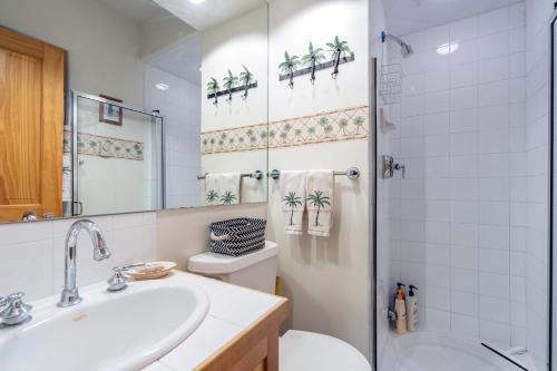 Un baño de Cozy Tomboy Studio with private deck
