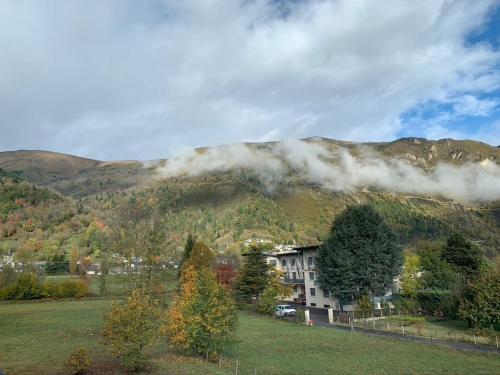 Photo de la galerie de l'établissement Appartement centre-ville Saint-Lary vue montagne, à Saint-Lary-Soulan