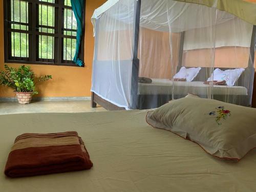 Un pat sau paturi într-o cameră la Yala Ying Yang Hostel & Camping